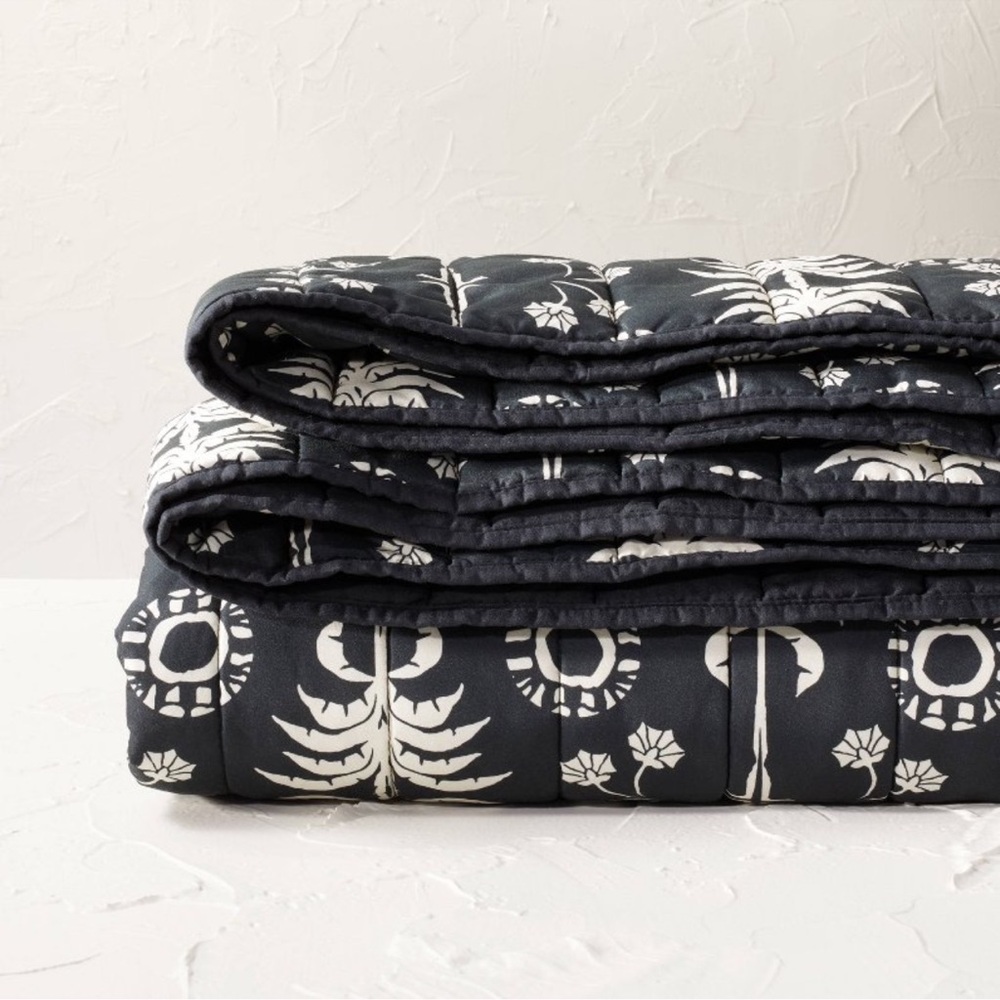 Elegant Black and White Quilted Bedding king palm frond printed Quilt black/of-w